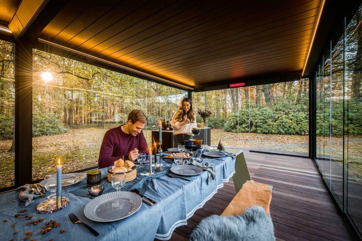 Die Outdoorsaison verlängern: Die Terrassenüberdachung mit Seitenwänden bietet Schutz vor Niederschlägen. Mit Extra-Zubehör wie einer LED-Beleuchtung oder einem «Heat-and-Soundbeam» wird es auch an kalten Tagen gemütlich. Renson.