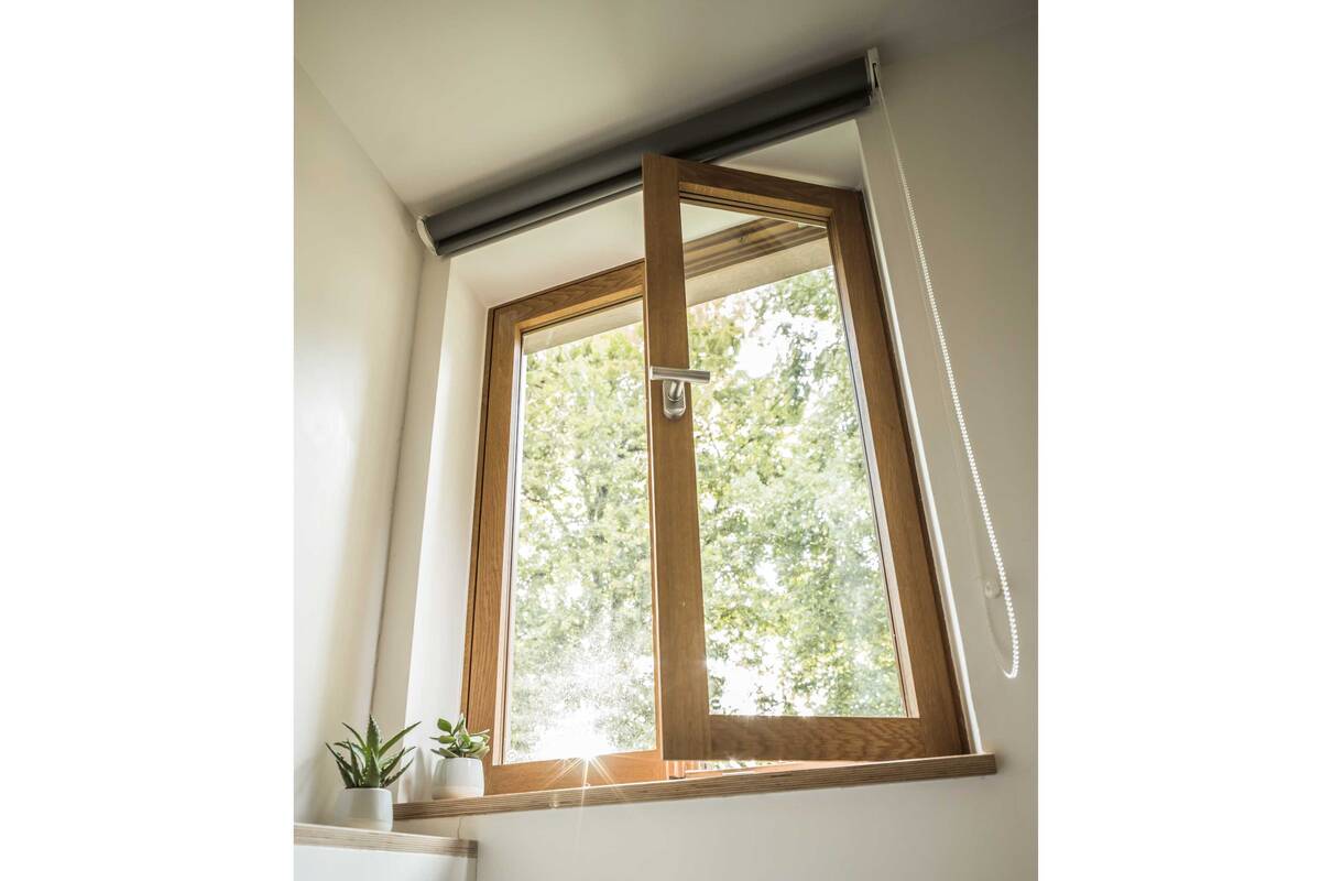 Modernität in historischer Kubatur: Das Haus aus dem 19. Jahrhundert wurde erneuert, jedoch nicht rekonstruierend. Keine Sprossenfenster, Fensterläden oder handgestrichene Biberschwanzziegel, sondern moderne Elemente prägen das Gebäude. Holzmanufaktur Rottweil GmbH.