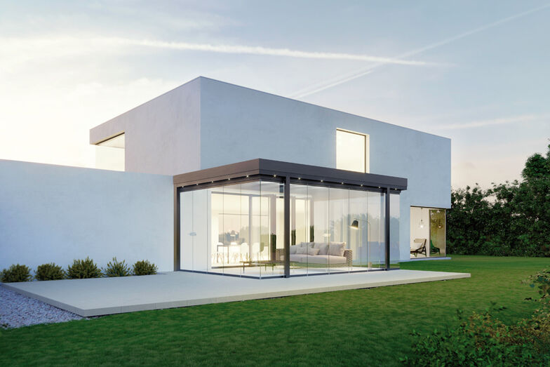 Erweitertes Wohnzimmer: Im Glashaus lässt es sich auch an kühlen Tagen im Freien geniessen. Solarlux.