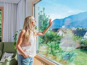 Die Wärme bleibt drin: Das Wärmeschutzglas «Low-Carbon iplus» von Internorm besteht zur Hälfte aus ­recyclebarem Material. Für die Herstellung werden emissionsarme Rohstoffe ­verwendet, die einen geringen CO2-Fussabdruck widerspiegeln. Internorm International GmbH.