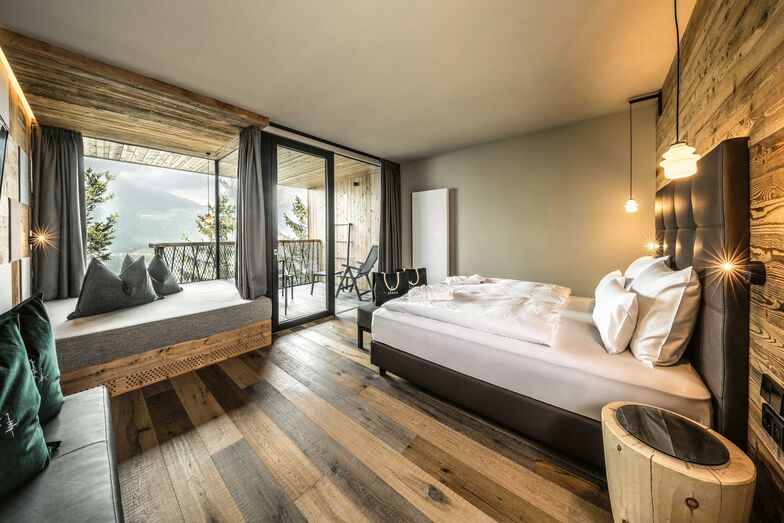 Vom Doppelzimmer mit grossem Panorama-Fenster und vom Balkon schweift der Blick über die umliegende Bergwelt.