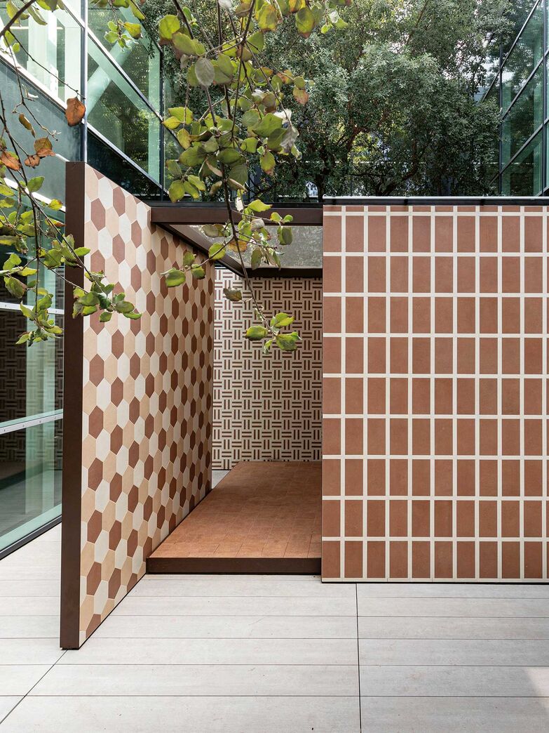 SensiTerre: Florim und Matteo Thun stärken mit dieser Kollektion ihre Zusammenarbeit. Das Projekt interpretiert die Welt des Tons neu und verbindet traditionelle Handwerkskunst mit technologischer Innovation. So wurden die vielfältigen warmen Farben und strukturierten Oberflächen des Tons zum Massstab für das Design und Farbe wird zum roten Faden zwischen Traditionen und Gegenwart. Die natürliche Farbpalette und vielfältige Konfigurationen von Klein- und Grossformaten zeichnen die Kollektion aus, die sich für Bodenbeläge und Verkleidungen eignet. 
www.florim.com