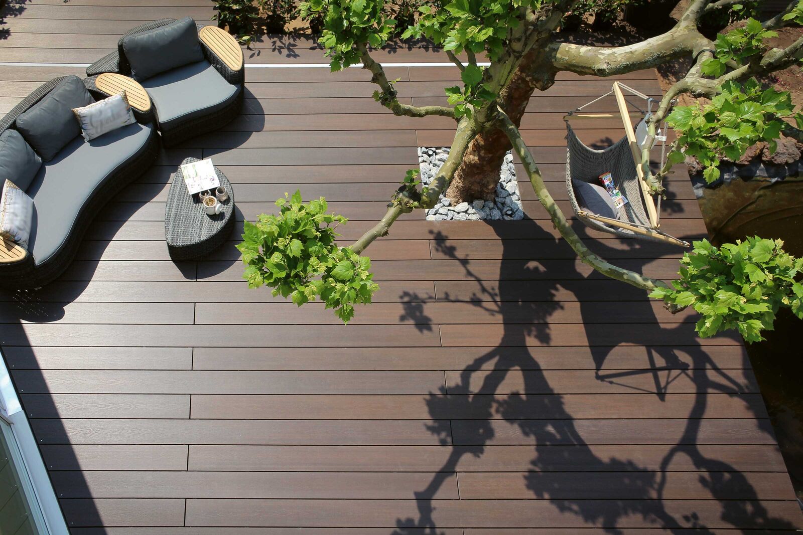 Terrassenböden aus WPC (Holz-/Kunststoffgemisch) müssen nicht geölt werden und splittern nicht. Zusätzlicher Schutz: Auf ummantelten WPC-Latten bilden sich keine Wasser- oder Öl-Flecken. Tomwood AG, www.tomwood.ch