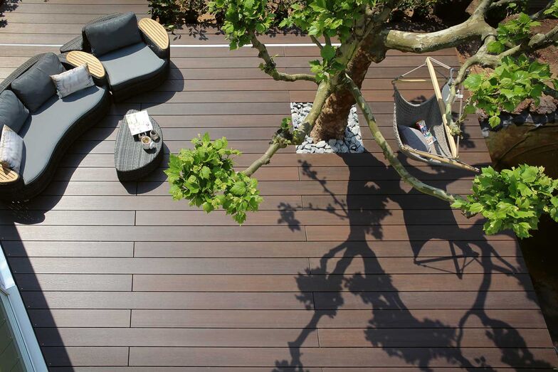 Mit einer Ummantelung werden WPC-Terrassenböden resistent gegen Wasser-, Öl- und sonstige Flecken. So spielt es für diese Art der WPC-Dielen auch keine Rolle, ob ein Teil der Terrasse überdacht ist und ein anderer nicht, denn sie werden auch über Jahrzehnte nicht verwittern. Daher sind den Gestaltungsmöglichkeiten für den Aussenraum keine Grenzen gesetzt. Tomwood AG, www.tomwood.ch