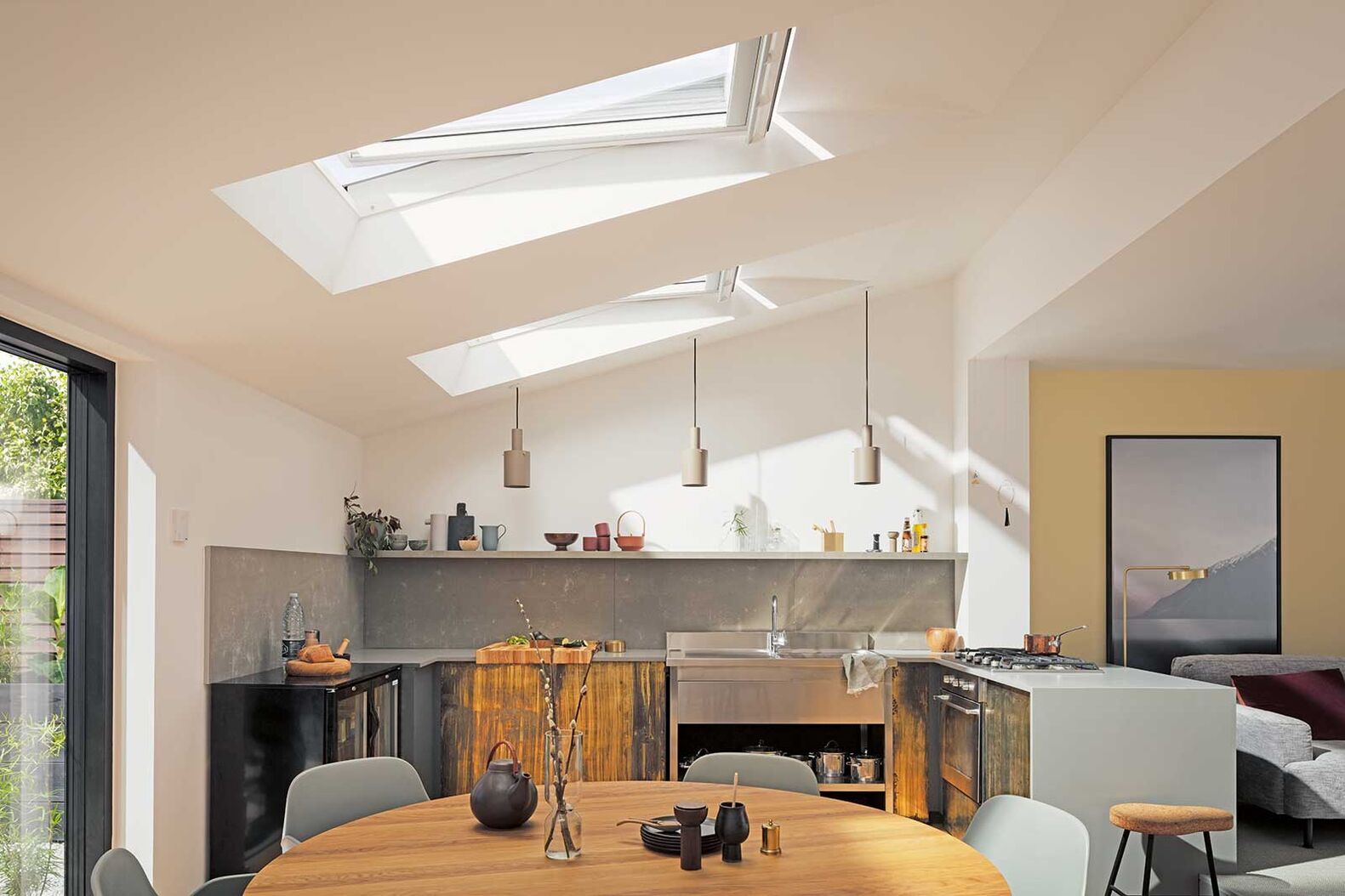 Smarte Fenster: Das per Funk bedienbare Dachfenster macht vor allem Sinn, wenn es sich in einer schwer erreichbaren Höhe befindet. Die Modelle von Velux verfügen über einen Regensensor, wodurch sich die Fenster automatisch schliessen, wenn es zu regnen beginnt. Auch ist es mit der App des Herstellers möglich, Lüftungsintervalle festzulegen und so die von Experten empfohlene Häufigkeit und Dauer des Durchzugs einzuhalten. Velux Schweiz AG, www.velux.ch