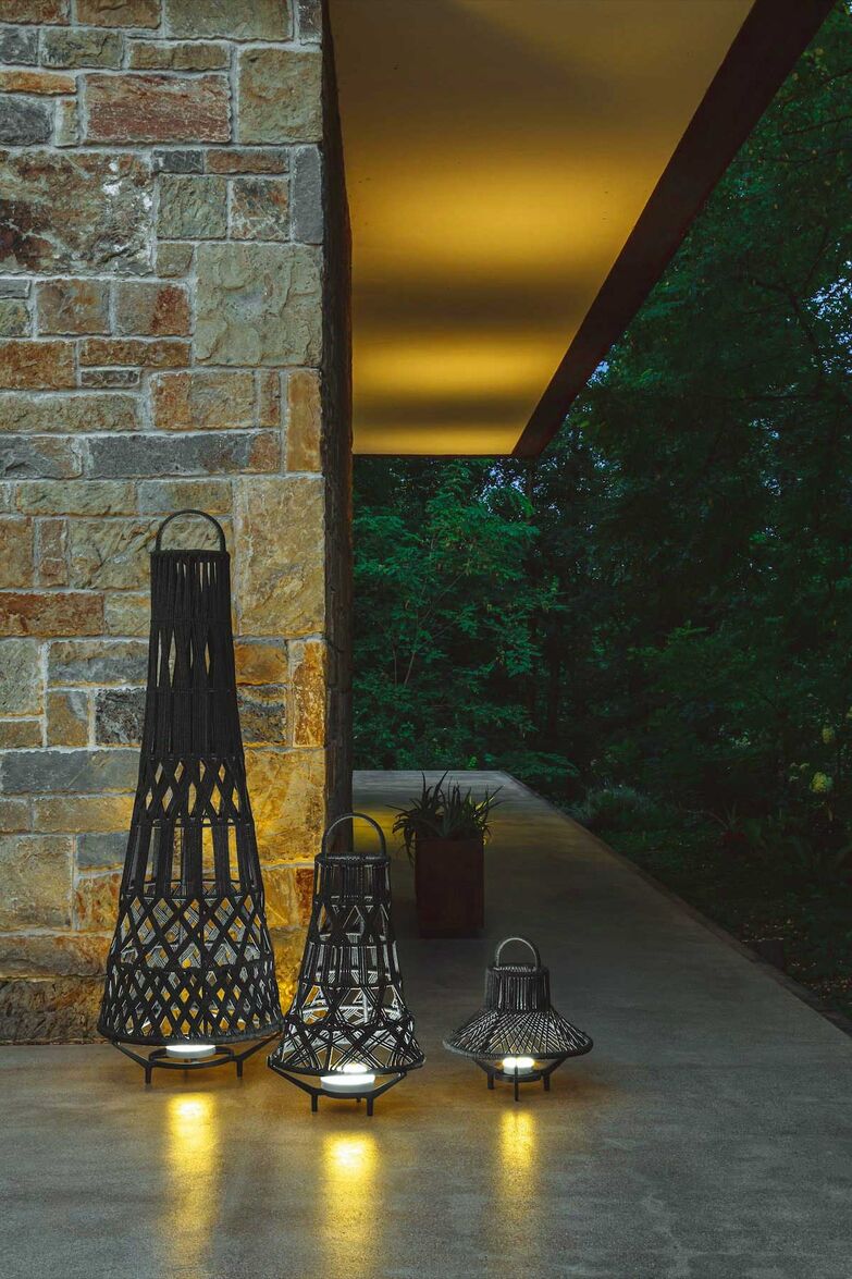 «Tribal»: Ludovica + Roberto Palomba zeichnen für diese dekorativen Leuchten, die aus Aluminium und Seilkordel gefertigt werden. Die Marke Talenti ist bekannt für schöne, komfortable Gartenmöbel oder Accessoires und einzigartige Designs. Talenti.