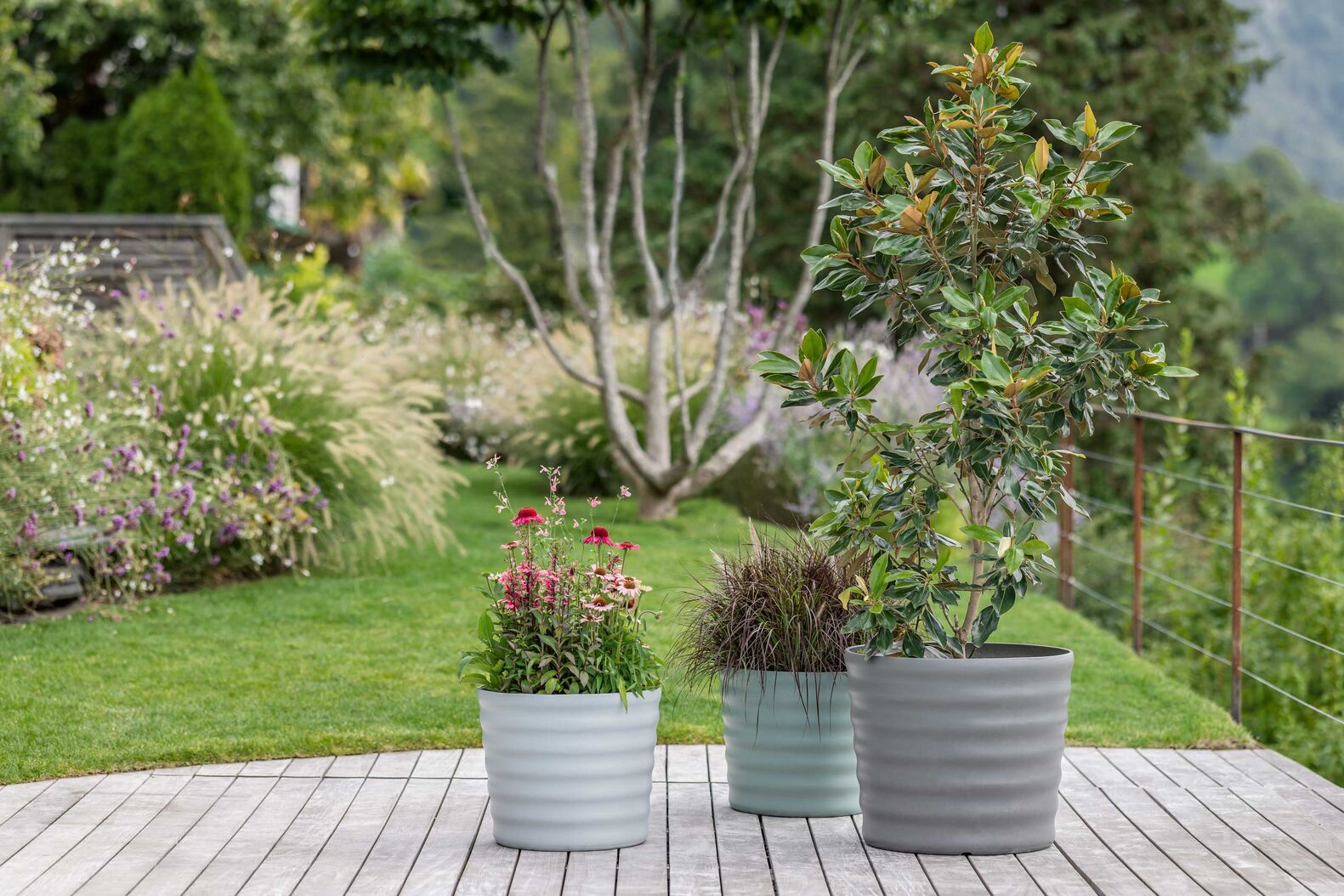 Für die Pflanzgefässe «Maia» orientierte sich der Schweizer Designer Michel Charlot am bekanntesten Produkt von Eternit: der Wellplatte. Swisspearl / Eternit (Schweiz) AG, www.eternit-gardenanddesign.ch