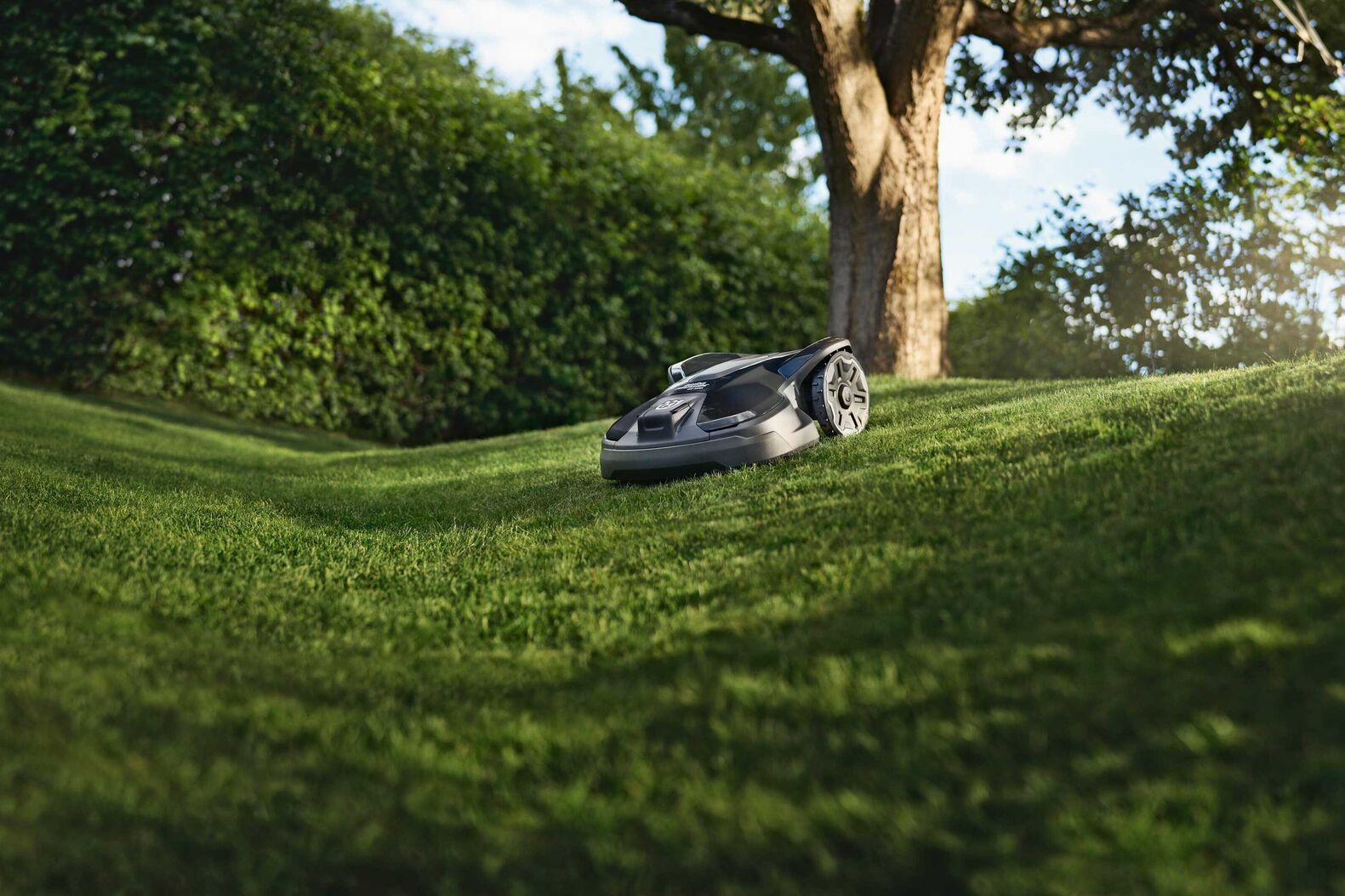 Ohne Begrenzungskabel bewältigen die sattelitengesteuerten Husqvarna «Automower Nera»-Mähroboter auch komplexes Gelände mit einer Steigung bis 50 Prozent. Husqvarna Schweiz AG, www.husqvarna.com