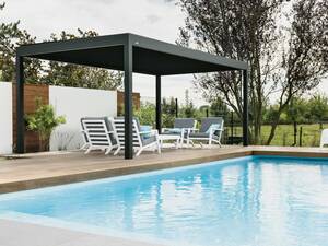Die Lamellen der «Pallazzo Lounge» sind um 135 Grad drehbar. Mit nur einem Knopfdruck lassen sich dadurch Lichteinfall und Schatten auf dem Sitzplatz regulieren. Green Style Holland GmbH.