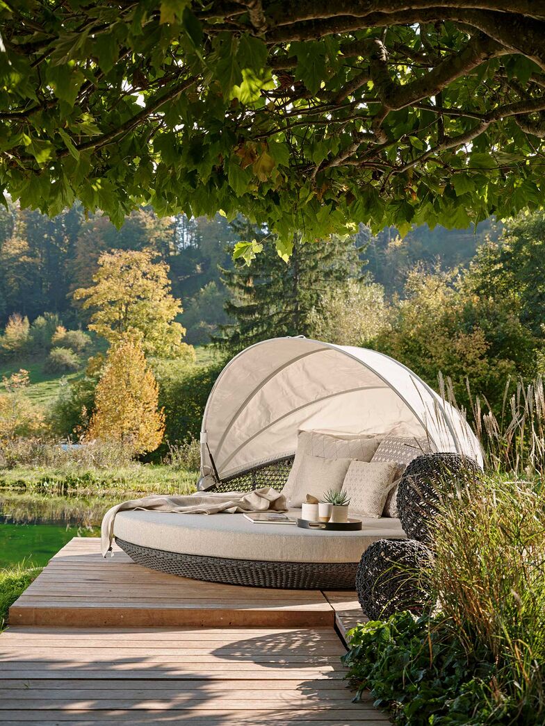 Diese Sommerinsel mit Namen «Medulin» bietet Komfort für zwei und schafft einen kleinen Rückzugsort im Aussenbereich. Der Aluminiumrahmen und das handgearbeitete Schnurgeflecht trotzen Wind und Wetter, die QuickDry-Kissen sind wasserabweisend und schnelltrocknend. Hunn Gartenmöbel AG, www.hunn.ch