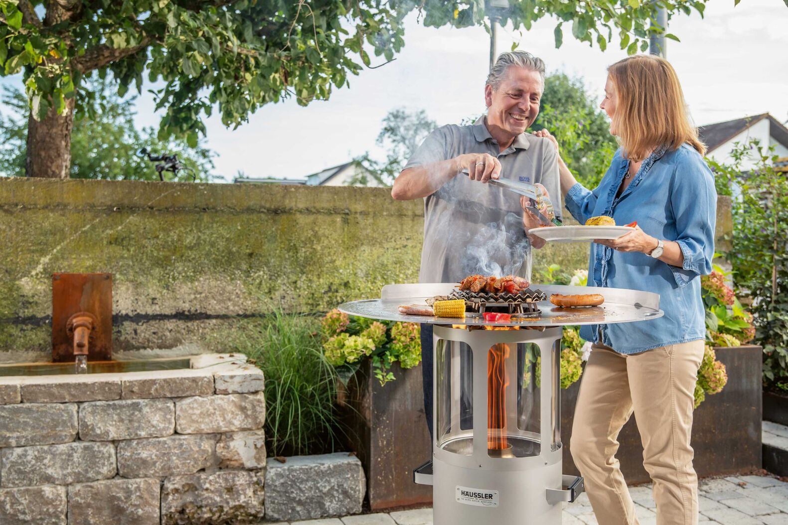 Fisch, Gemüse und Steak in einem Arbeitsgang zubereiten? Gelingt mit dem Häussler-Pelletgrill, der dank grosser Feuerplatte beim Grillen neue Perspektiven eröffnet. Hein Feuerkonzepte GmbH, www.feuerkonzepte.ch