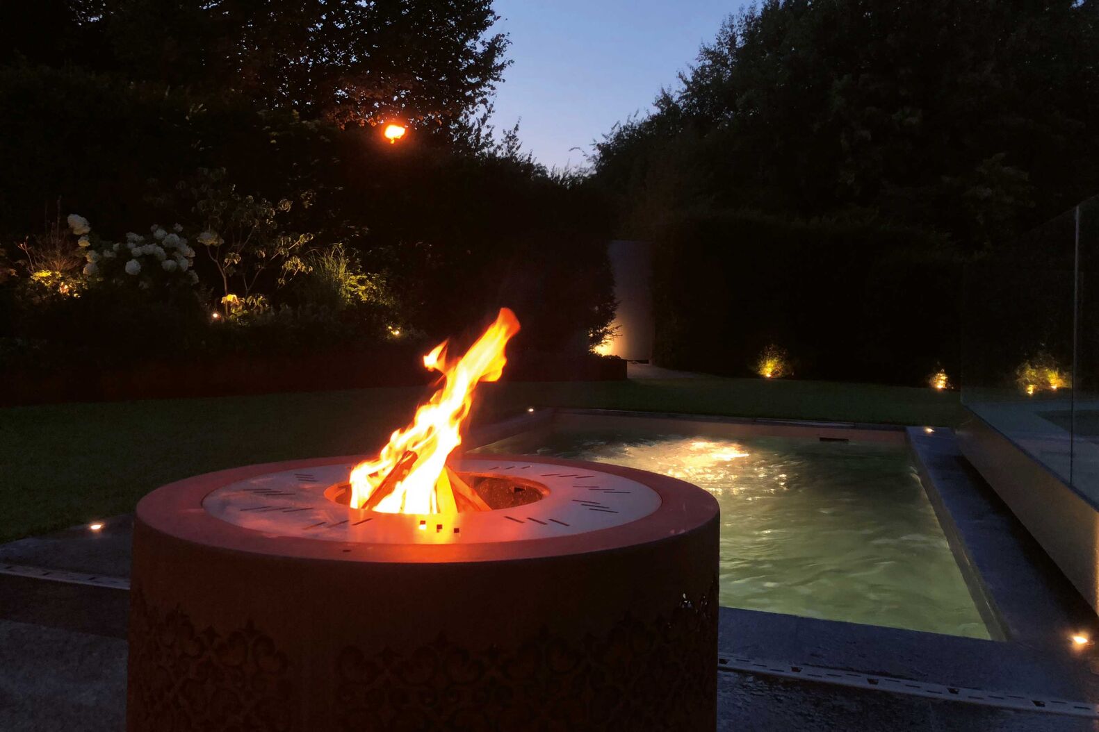 Die Feuerstelle «Rundlounge» wird mit Wokpfanne und Drehgrill geliefert und sorgt auch nach dem Grillieren noch für Stimmung. Mein Topf GmbH, www.meintopf.ch