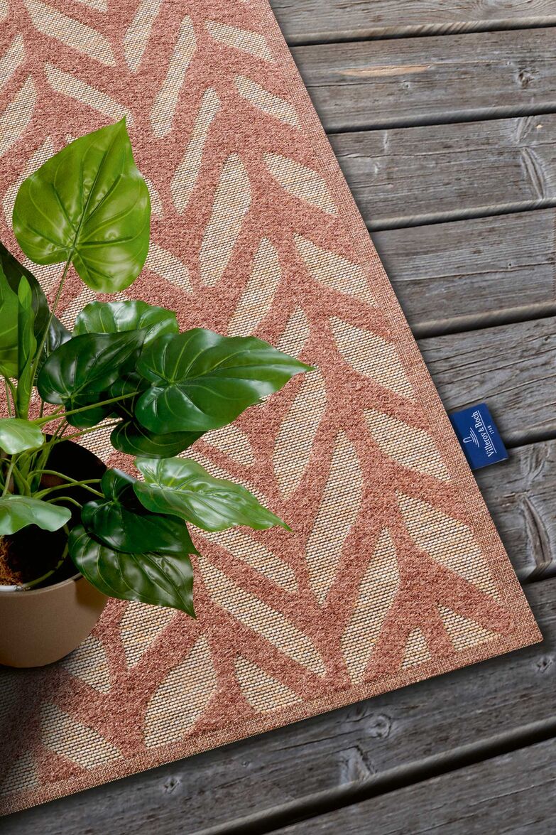 Gemütlichkeit auf Balkon oder Terrasse und gleichzeitig warme Füsse ... Mit einem stilvollen Outdoor-Teppich von Villeroy & Boch wirkt der Aussenbereich einladend. www.villeroy-boch.ch