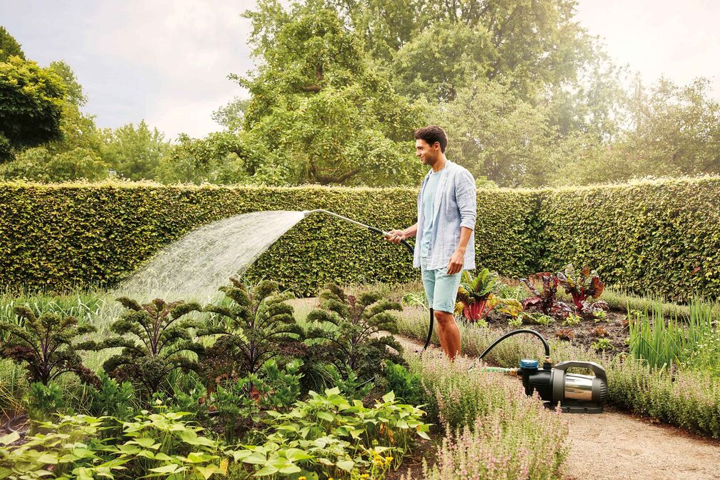 Die Gartenpumpe «Oase ProMax» dient der Nutzung von Brunnen-, Regen- oder Zisternenwasser. Gut zu wissen: Viele Pflanzen vertragen das weiche Regenwasser besser als hartes Trinkwasser. www.oase.com