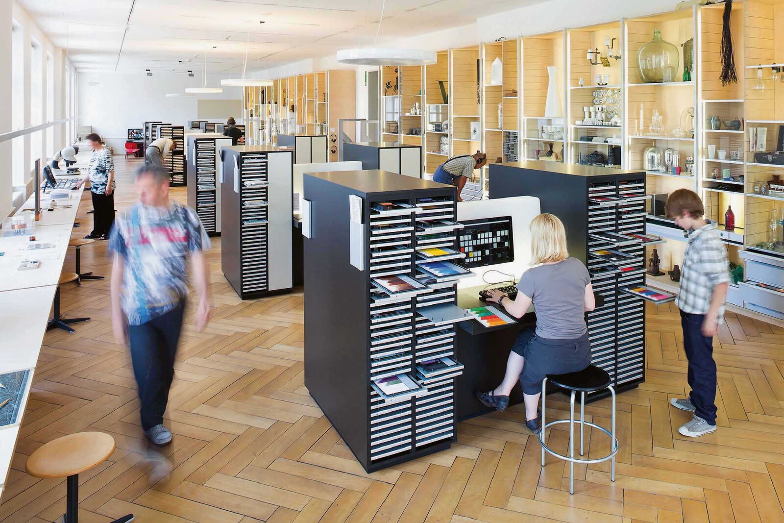 Mit dem permanent eingerichteten «Material-Archiv» wird einem interessierten Publikum, Fachleuten, Berufs- und Hochschulen sowie Schulklassen aller Stufen ein interaktives Labor für Materialrecherchen zur Verfügung gestellt. Fotos: Michael Lio