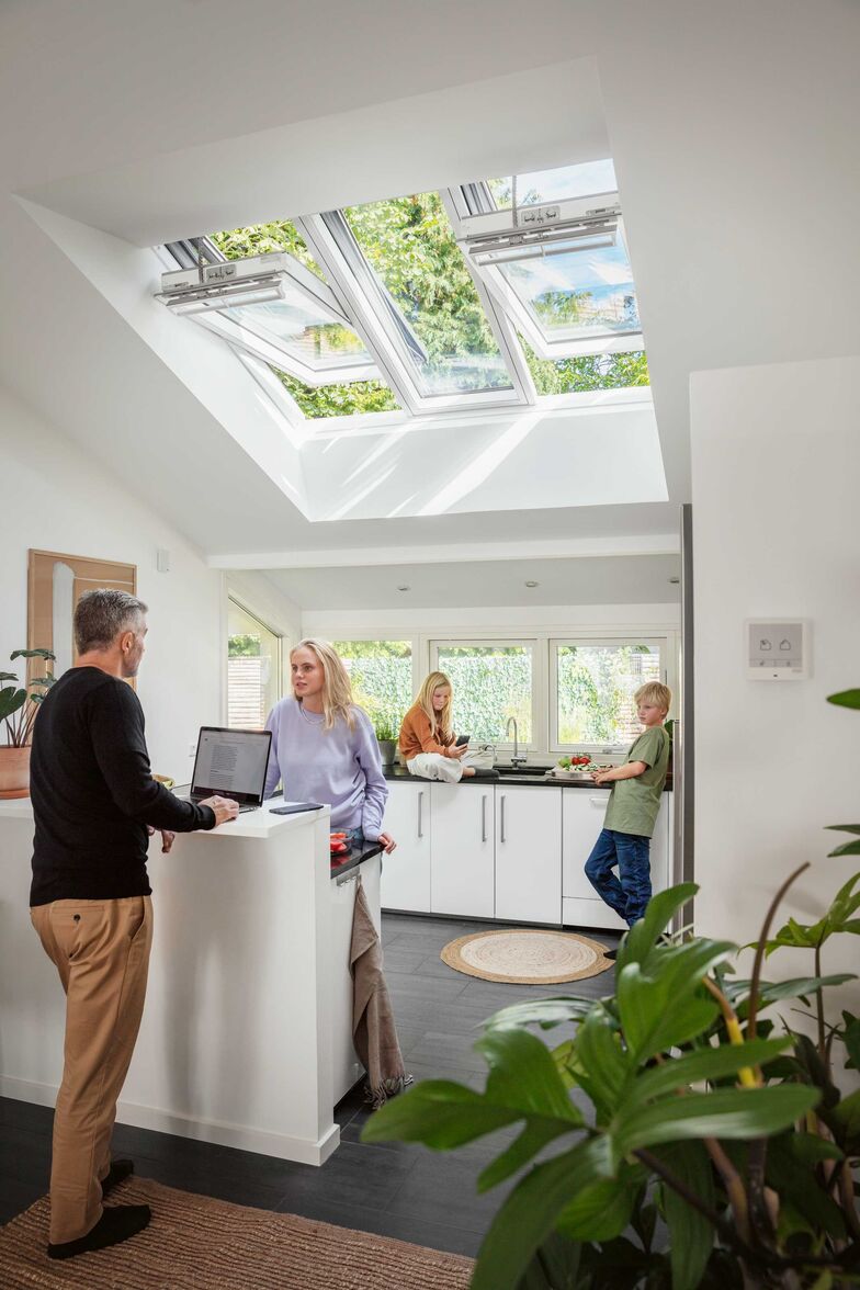Die grossflächige Dachfenster-Kombination «3-in-1» gibt es in zwei Ausführungen: mit solarbetriebenen Schwingflügel- sowie mit Klappflügelfenstern. Velux Schweiz AG, www.velux.ch