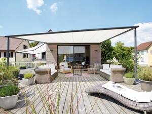 Trotz der leicht anmutenden Bauweise ist die «Pergola Markise» äusserst windstabil und kann Flächen bis zu 90 Quadratmeter vor Sonne schützen. Markilux.