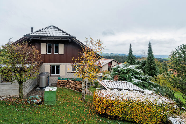 Im Garten steht die leise Ausseneinheit der Luft-Wasser-Wärmepumpe «Aerotop G07-14M» mit einer Leistung von 14 Kilowatt.