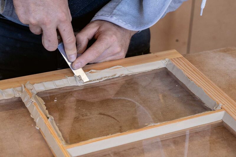 Die vier- bis sechsfeldrigen Lärchenholzflügel, teils noch mit Lüftungsflügeln versehen, werden in Handarbeit erstellt und mit epochegerechtem Zylinderglas ausgestattet.