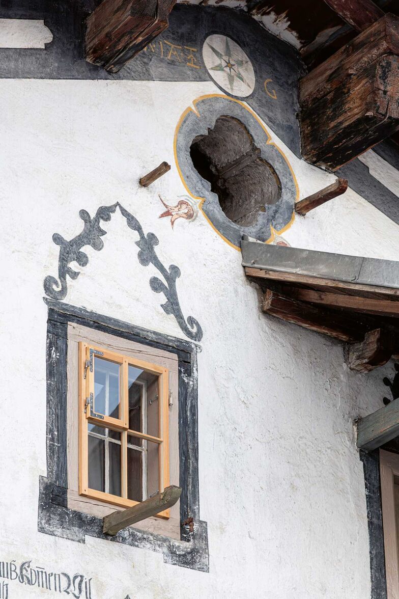Je nach Saison können die Vorfenster ein- respektive ausgehängt werden und verbessern so den Wärmedämmkoeffizienten der Bestandesfernster fast bis auf Isolierglasniveau.