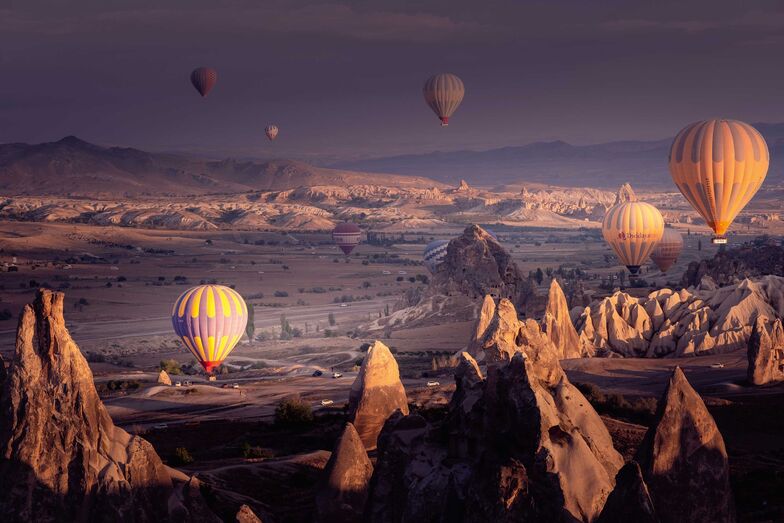 Bekannt ist Kappadokien für die Heissluftballonfahrten, bei denen man bei Sonnenaufgang die Felsformationen von oben bestaunt.