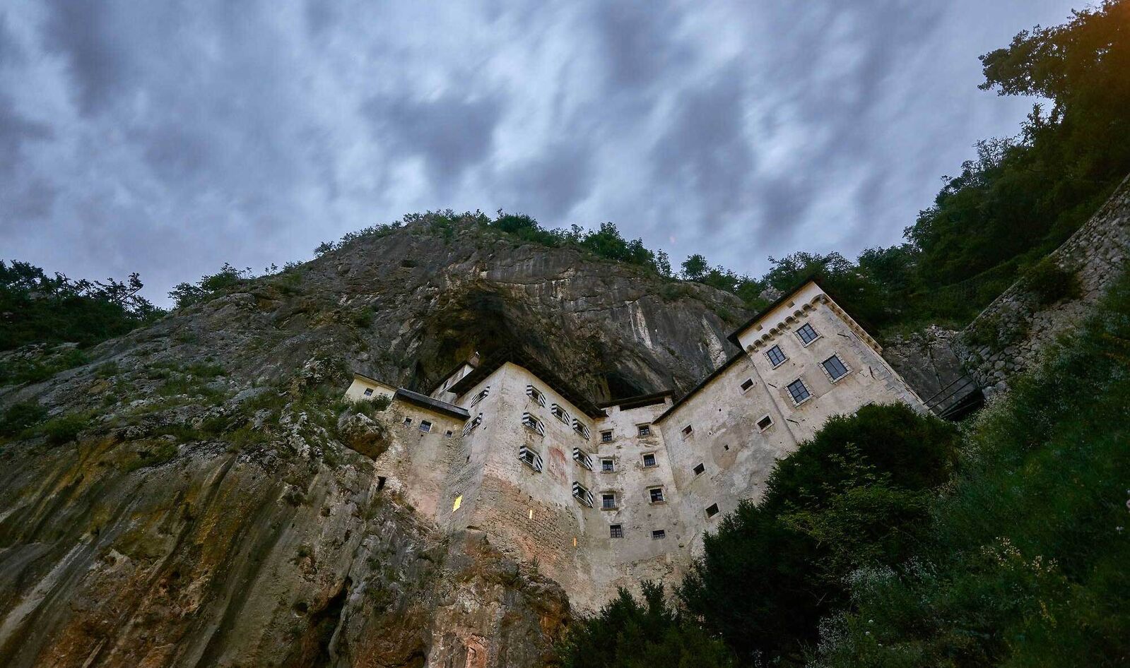 Die Burg, die in eine unzugängliche Felswand gebaut ist, inspiriert heute noch Filmschaffende und diente auch als Vorlage für eine Karte beim Computerspiel Counter-Strike.