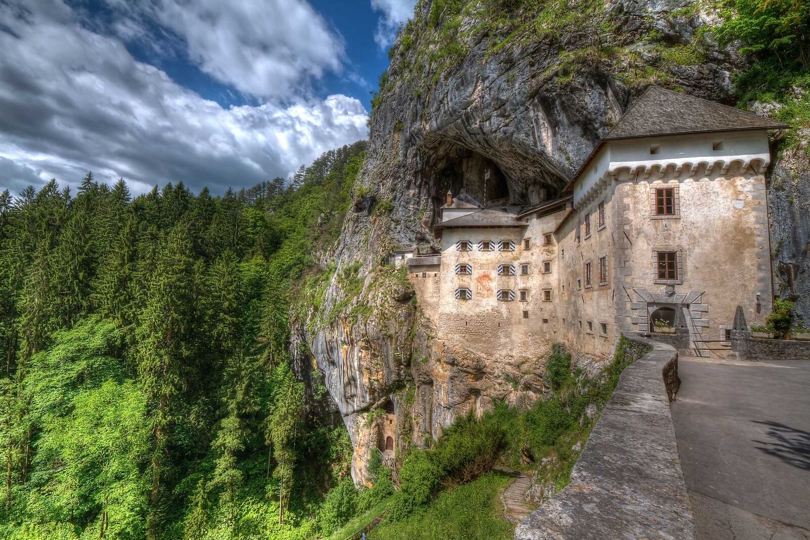 In der Burg Predjama befindet sich ein Museum, in dem die Besucher erfahren, wie früher gewohnt und gelebt wurde.