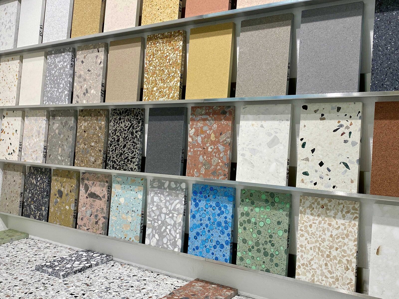 Zementgebundener Kunststein (Gussmarmor) zeichnet sich durch seine industrielle Herstellung und individuelle Beschaffenheit aus und lässt sich im Innen- und Aussenbereich sowohl für Boden- als auch Wandflächen, Treppen und Fensterbänke einsetzen.
