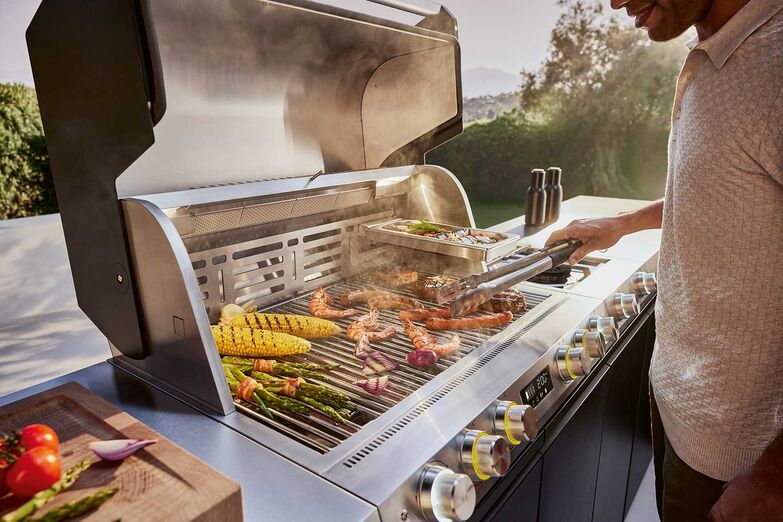 Die Outdoor-Küche «Dreams» überträgt Mieles Premiumanspruch ins Freie. Hochwertige, witterungsbeständige Materialien, eine modulare Ausstattung und der intelligente Gasgrill «Fire Pro IQ» sorgen für eine präzise Temperaturkontrolle und flexible Gestaltungsmöglichkeiten. Miele AG, www.miele.ch