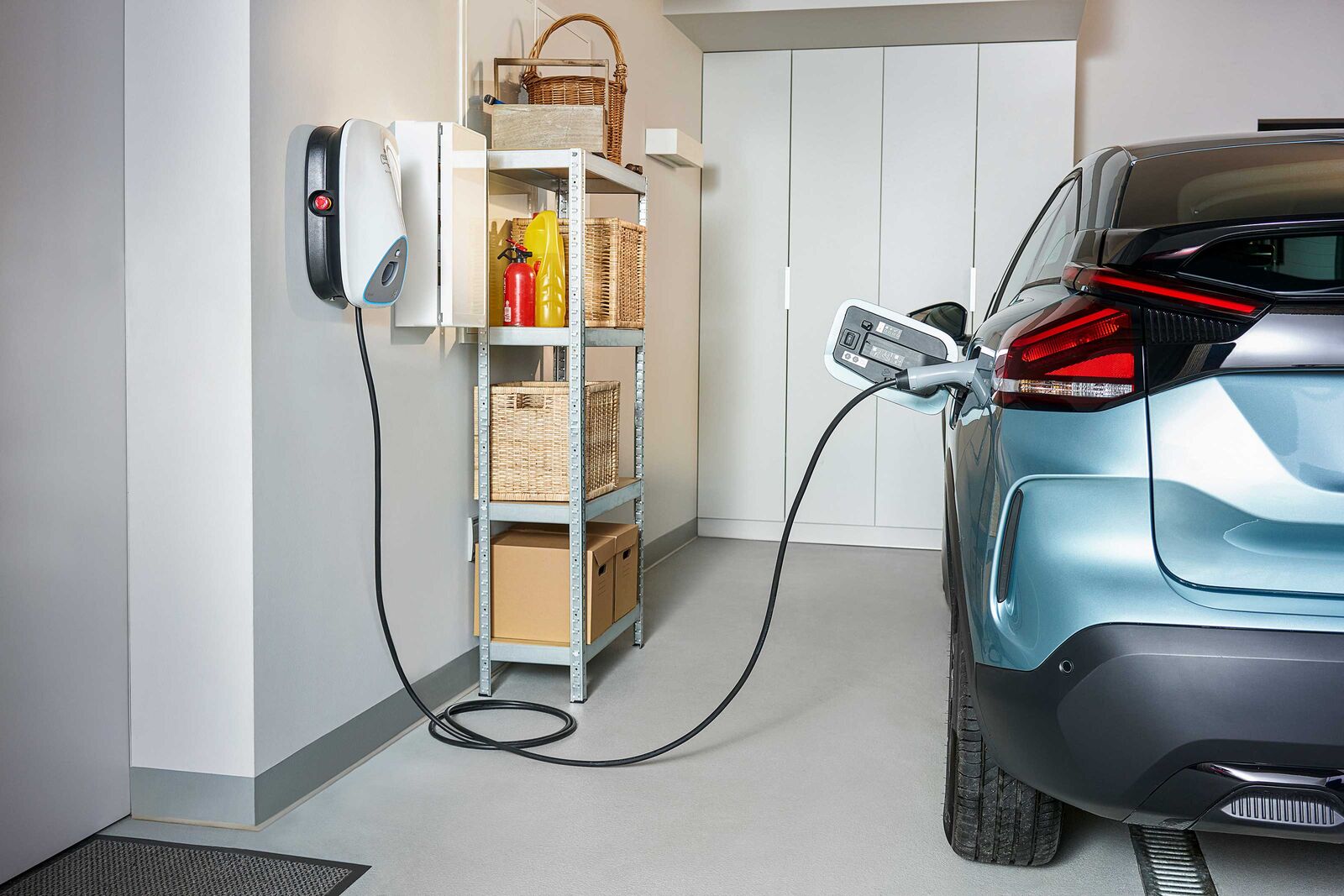Mit der Ladestation «EVlink Home» lässt sich das E-Auto bequem zu Hause aufladen.