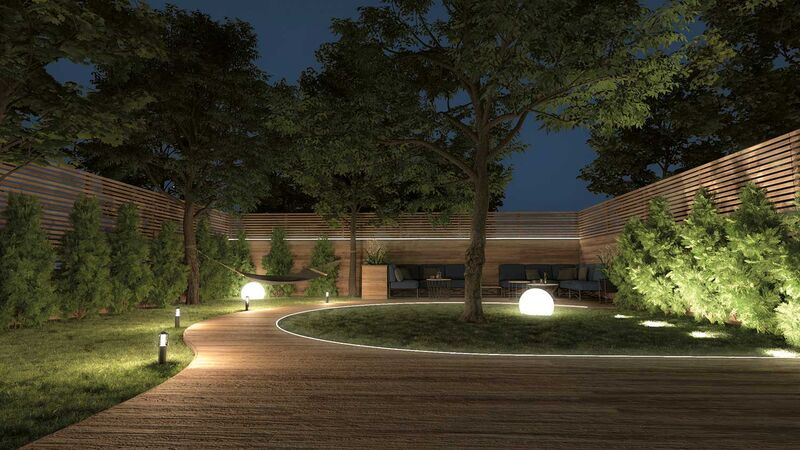 Mit der LED-Leuchtkugel «Calluna» hat man einen tollen Blickfang im Garten. Die «Tint Outdoor LED-Strip»s sind flexibel verlegbar und umgrenzen beispielsweise wie hier den Rasen.