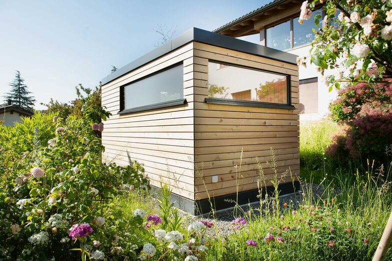 Die Aussensauna «Nido Outdoor» mit den grossen Panoramafenstern eröffnet einen wunderbaren Blick in die Natur. Ausser einem Fundament sind keine baulichen Eingriffe nötig. Küng Wellness AG, www.kueng.swiss