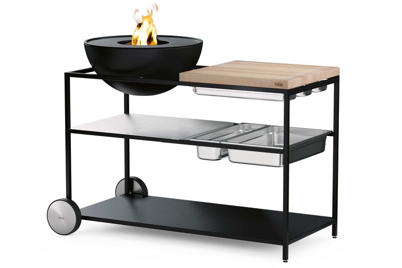 Nach dem Grillen ist vor dem Chillen: Nach dem Essen werden Grillrost oder Plancha aus der Bowl genommen, Holzscheite nachgelegt und der Sommerabend stimmungsvoll fortgeführt. «Fire Kitchen» von Hoefats, www.ch.hofats.com