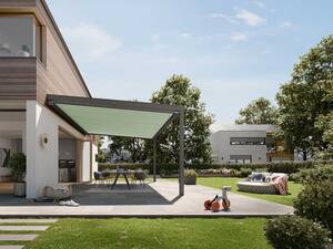 Die Unterglasmarkise für Terrassendächer und Wintergärten spendet kühlenden Schatten und sorgt mit ihren LED-Leuchten für ein schönes Lichtspiel auf der Terrasse. Markilux GmbH + Co. KG.