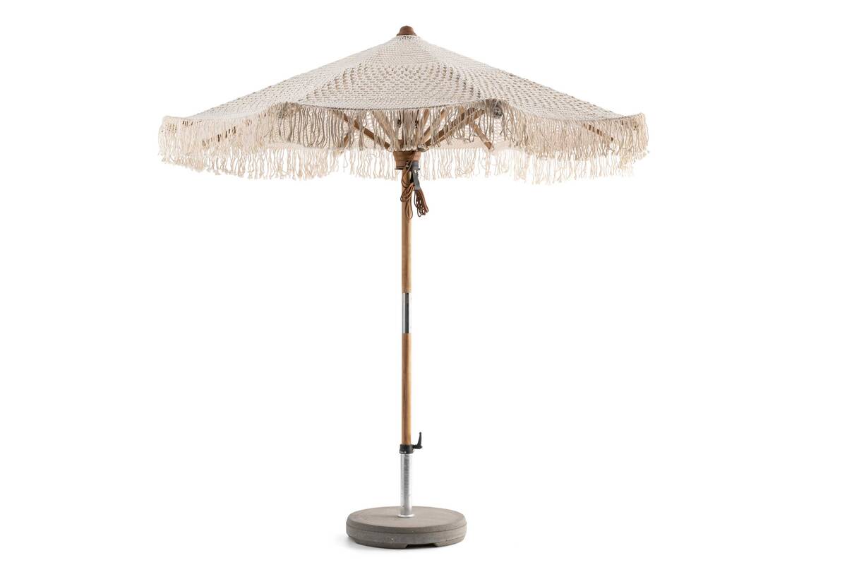 Darf es ein bisschen Ibiza-Flair sein? Der Sonnenschirm mit dem kunstvollen Macramé-Schirmdach bringt Boho-Atmosphäre in den Garten. Das Gestell aus robustem Teakholz vervollständigt den natürlichen Look. Hunn Gartenmöbel AG.