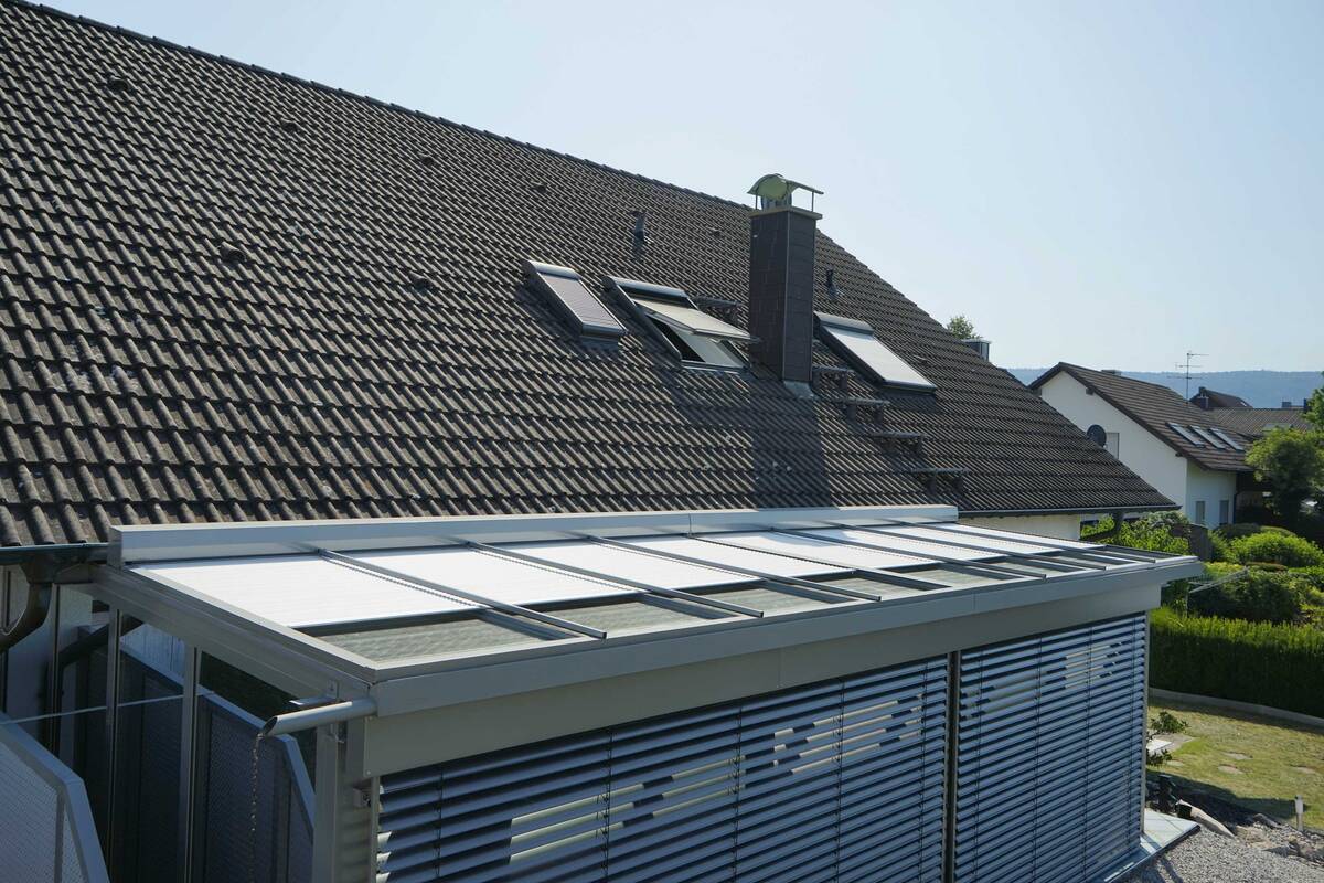 Im Sommer reflektieren die Aluminium-Rollläden die Sonnenstrahlen, bevor der Wintergarten übermässig aufheizt. Im Winter dagegen schützen sie wie ein Panzer und verhindern das Entweichen wertvoller Heizwärme. Schanz Rollladensysteme GmbH.