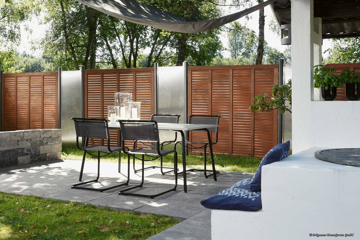 Kein Grün, das verwelken kann – wer nicht ausschliesslich auf Pflanzen setzt, erfreut sich auch im Winter am zuverlässigen Sichtschutz. Die Tomwood AG bietet unterschiedlichste Designs. Tomwood AG.