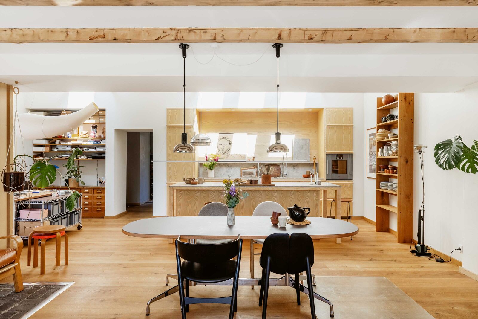 Die «Velux-Integra»-Dachfenster sorgen für Tageslicht und schaffen attraktive Schattenspiele in der Küche und am Arbeitsplatz.