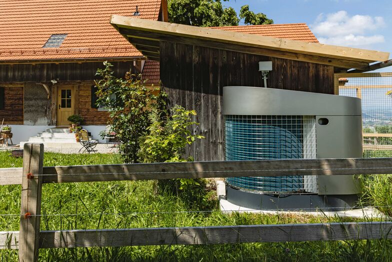 Elegant, leise und leistungsstark: Die «Elco Aerotop SG» ist in einer überarbeiteten Version erhältlich. Dank dem obenliegenden, langsam drehenden Ventilator ist die Wärmepumpe sehr leise und bewährt sich seit über zehn Jahren auch in eng bebauten Gebieten. Die neue Version drückt den Geräuschpegel weiter nach unten. Mit tiefen Schallwerten von 53–58 dB(A) und einem leisen Nachtbetrieb erlaubt die Maschine auch den Nachbarn einen ungestörten Schlaf. Mit den drei Leistungsstufen von 10, 12 oder 14 Kilowatt bringt die «Aerotop SG» genügend Power für Heizwärme und Warmwasser und erreicht Vorlauftemperaturen von bis zu 60° Celsius. Damit ist sie eine gute Wahl für die Sanierung von Einfamilienhäusern, egal ob diese über Bodenheizungen oder Radiatoren beheizt werden. «Aerotop SG» wurde mit dem Red Dot- sowie dem iF Design-Award 2022 prämiert. Elcotherm AG, www.elco.ch

Foto: Stefano Schroeter