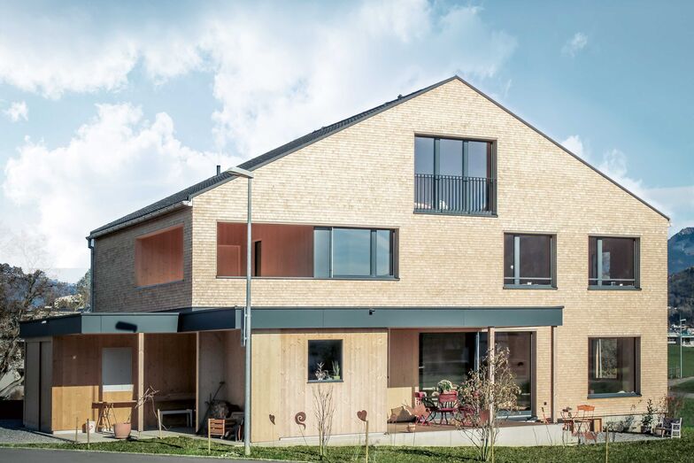 Heizen mit der Sonne: In einem Einfamilienhaus in Mauren wurde statt auf ein herkömmliches Energiesystem auf eine Low-Tech Variante gesetzt. Das Haus verzichtet vollständig auf herkömmliche Heizungssysteme wie beispielsweise eine Wärmepumpe. Durch seine Architektur, Ausrichtung und Konstruktion ist das Haus darauf ausgelegt, hauptsächlich die von der Sonne erzeugte Wärme zu nutzen. Solarmodule auf dem Dach decken den Stromverbrauch des Hauses. Ausserdem wurde das Haus in einer speziellen Holzbauweise mit offenen Balken an der Decke errichtet. Die dadurch entstehenden Hohlräume maximieren die benötigte Oberfläche, welche als Wärmespeicher fungiert. Holz eignet sich als Wärmespeicher, da es die Wärme bis in eine Tiefe von vier Zentimeter speichern kann. Bei Bedarf wird ein zentraler Lehmofen befeuert. Durch seine Lage verteilt er die Wärme optimal. Hasler Baumanagement AG, Hasler Solar AG, www.franzhasler.li
