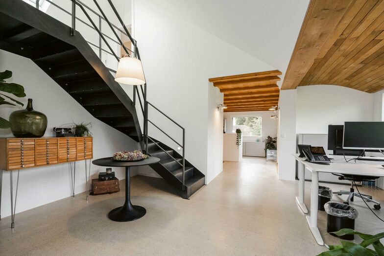 Das Alte wurde mit modernen Elementen wie beispielsweise der dunklen Stahltreppe und zurückhaltenden Leuchten kombiniert.