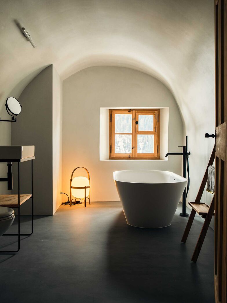 Designerwanne mit Aussicht. Dieses und die anderen Fenster fertigte ein Schreiner in traditioneller Technik.