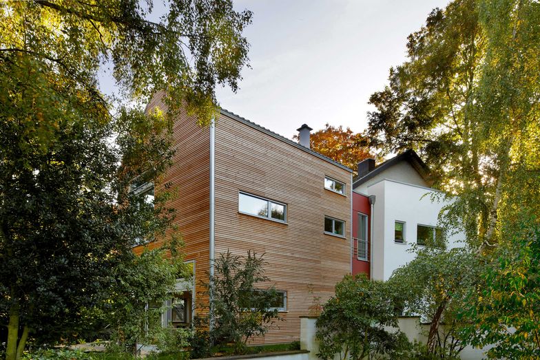 Die Holzfassade des Anbaus ist naturbelassen.