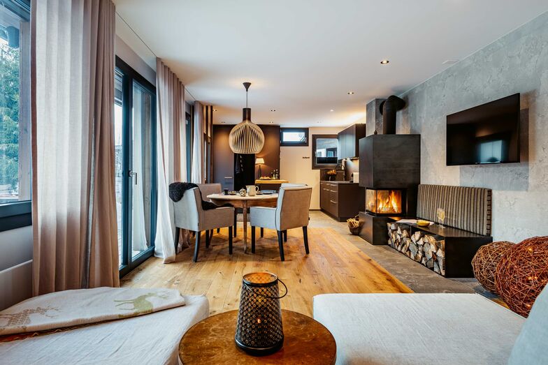 Wo früher kleine Zimmer waren, ist heute ein heller und modern eingerichteter Wohnraum.