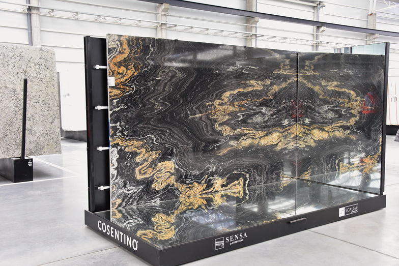 Dass Naturstein ebenso über-raschend sein kann, zeigen Granite der Produktelinie «Sensa».