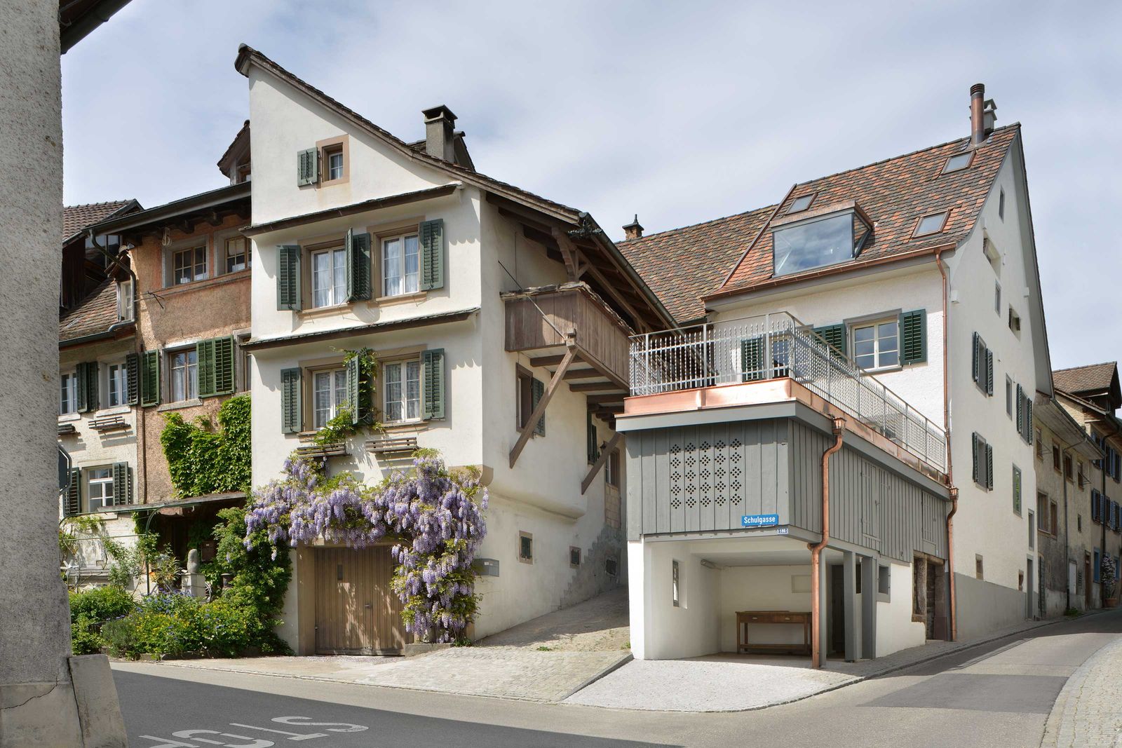Parkplätze sind im Dorfkern rar. Mit der Neugestaltung des Anbaus finden im Carport ein grosses Auto oder zwei Kleinwagen Platz.