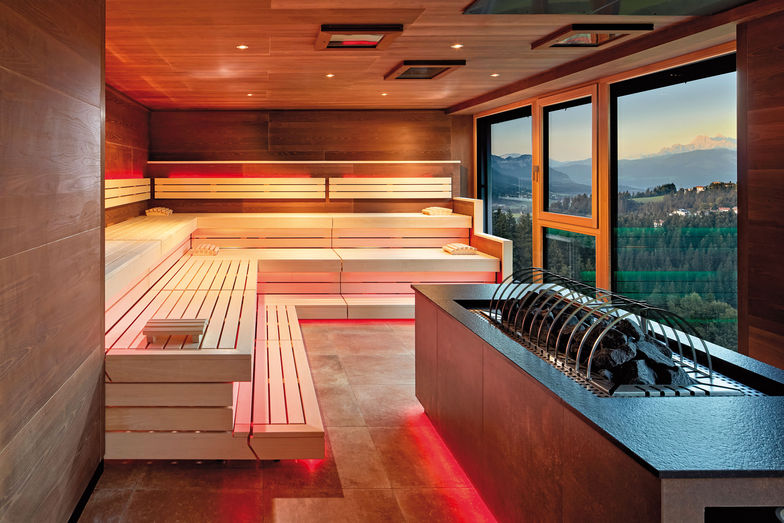 Im Spa-Turm laden grosszügige Wellnessanlagen zum Entspannen ein.