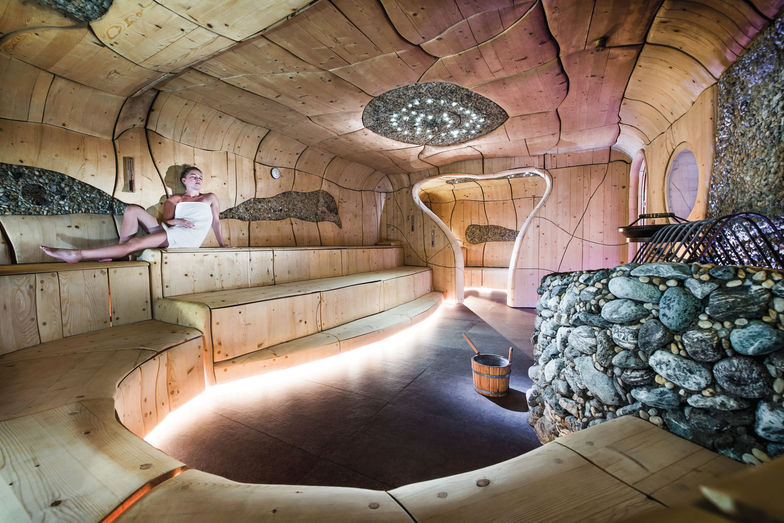 Die handgeschnitzte Sauna «Heiss-Zeit» ist dem Gletscherschliff nachempfunden. 