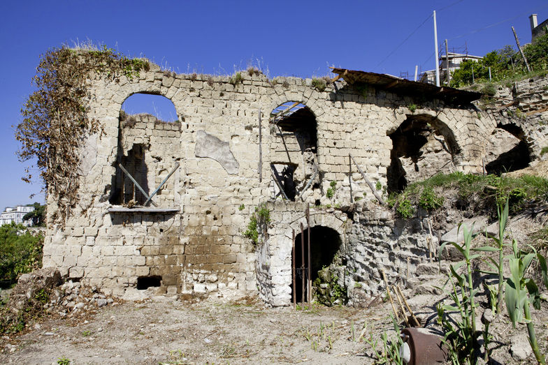 Als die Suche nach einer passenden Immobilie für seine eigene wachsende Familie erfolglos blieb, kauft der Bauherr die alte Klosterruine.