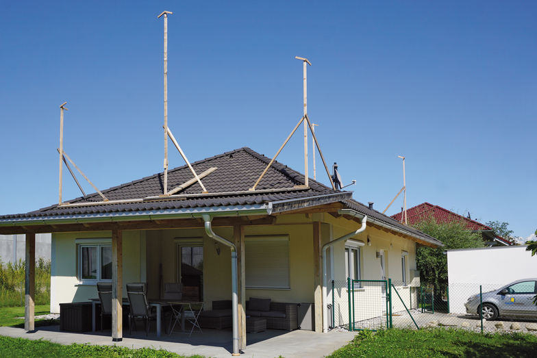 Die Stangen mit Winkellatten (Baugespann) zeigen die künftige Gestalt und Ausdehnung des Bauprojekts.
